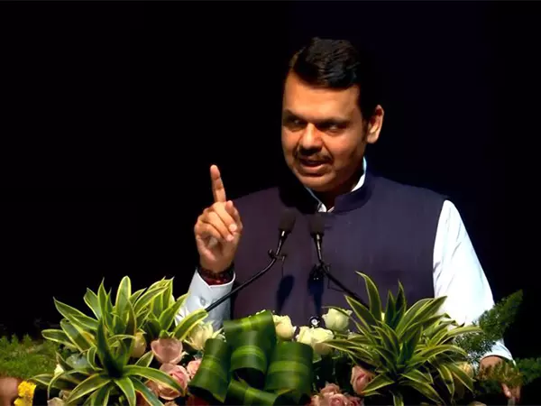 महाराष्ट्र के सीएम फडणवीस ने पुणे के सांसद मोहोल की सराहना की महाराष्ट्र के सीएम फडणवीस ने पुणे के सांसद मोहोल की सराहना की
