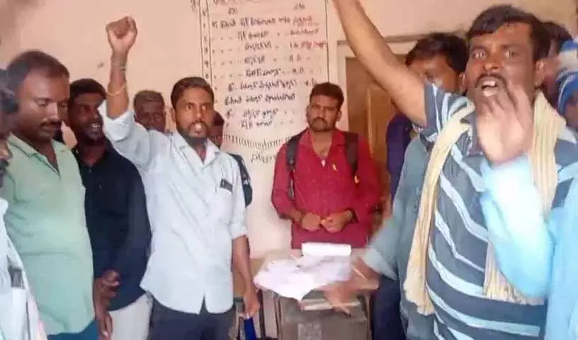 Siddipet में किसानों ने यूरिया की कालाबाजारी का विरोध किया Siddipet में किसानों ने यूरिया की कालाबाजारी का विरोध किया