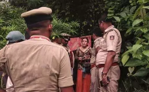 कर्नाटक की गोकर्ण गुफा से दो बेटियों के साथ रूसी महिला को बचाया गया कर्नाटक की गोकर्ण गुफा से दो बेटियों के साथ रूसी महिला को बचाया गया