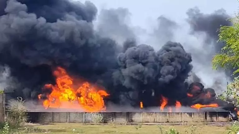 मालगाड़ी में भीषण आग से चेन्नई रूट बाधित, हजारों यात्री प्रभावित मालगाड़ी में भीषण आग से चेन्नई रूट बाधित, हजारों यात्री प्रभावित