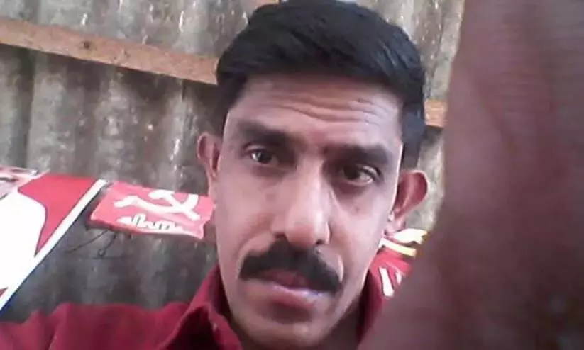 Kerala : आवारा कुत्ते के कूदने से ऑटो पलटा, चालक की मौत Kerala : आवारा कुत्ते के कूदने से ऑटो पलटा, चालक की मौत