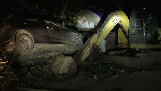 Mayurbhanj : 10 फीट ऊपर उड़ी कार, जेसीबी मशीन में फंसी, 3 बाल-बाल बचे Mayurbhanj : 10 फीट ऊपर उड़ी कार, जेसीबी मशीन में फंसी, 3 बाल-बाल बचे
