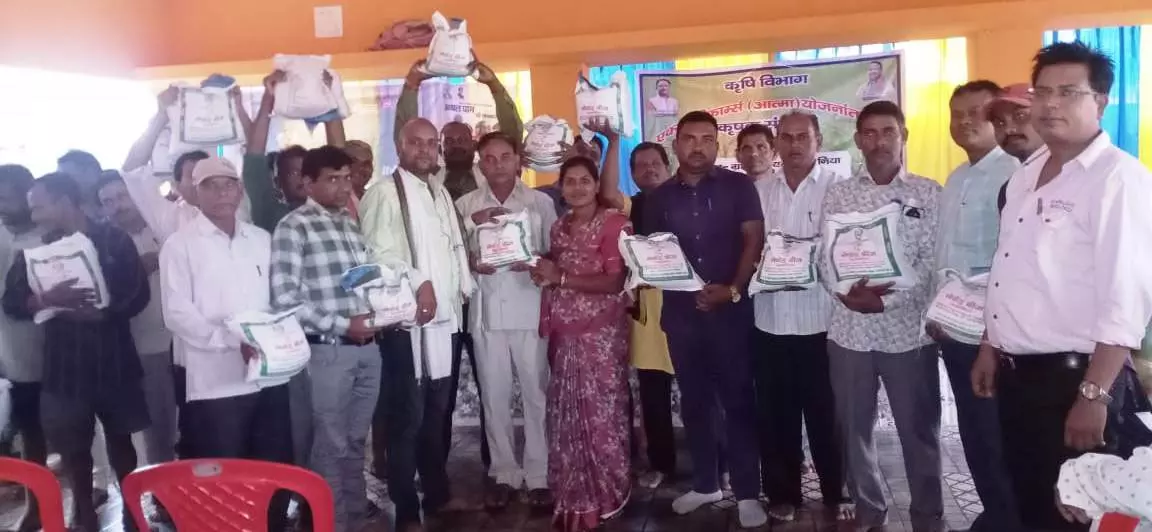 किसानों को बैटरी स्पेयर और अरहर बीज मिनिकिट वितरित किसानों को बैटरी स्पेयर और अरहर बीज मिनिकिट वितरित