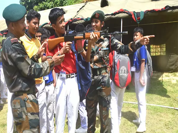 असम राइफल्स कमांडर ने कुमारघाट स्कूल छात्रों को किया प्रेरित असम राइफल्स कमांडर ने कुमारघाट स्कूल छात्रों को किया प्रेरित