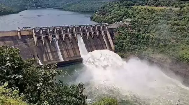 Andhra : श्रीशैलम जलाशय में बाढ़ का प्रवाह कम हो गया Andhra : श्रीशैलम जलाशय में बाढ़ का प्रवाह कम हो गया