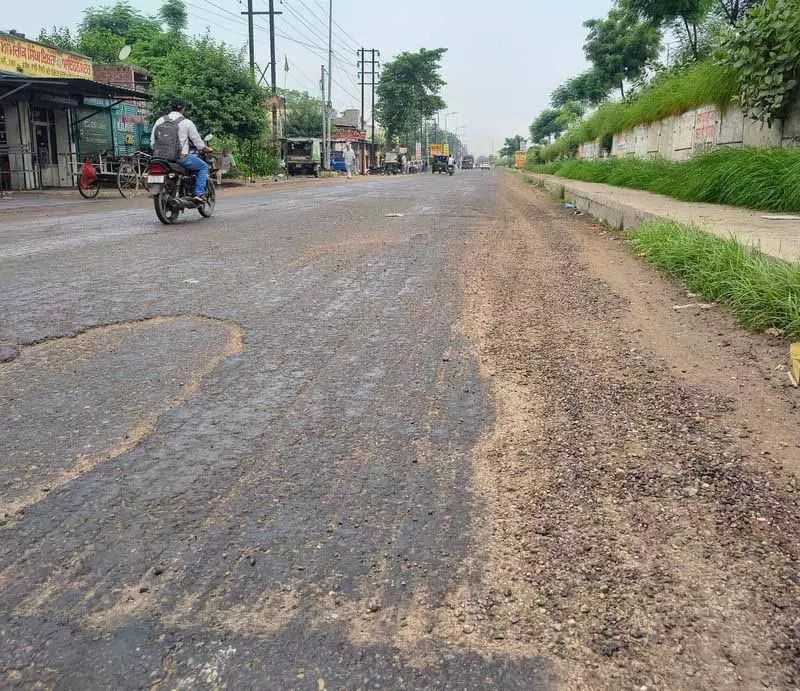Sahnewal-Nandpur Road पर सर्विस लेन उबड़-खाबड़ होने से यात्री परेशान Sahnewal-Nandpur Road पर सर्विस लेन उबड़-खाबड़ होने से यात्री परेशान