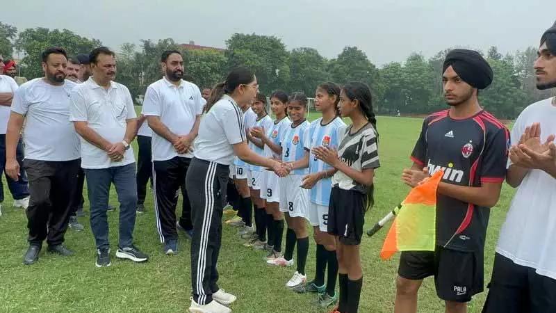 Ludhiana: खन्ना पुलिस ने फुटबॉल मैच आयोजित किया Ludhiana: खन्ना पुलिस ने फुटबॉल मैच आयोजित किया