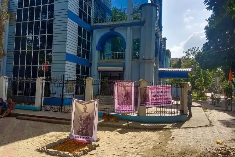Cooch Behar में शाही मूर्ति विवाद को शांत करने के लिए ममता बनर्जी आगे आईं Cooch Behar में शाही मूर्ति विवाद को शांत करने के लिए ममता बनर्जी आगे आईं