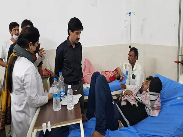 अनंतनाग के उपायुक्त ने जीएमसी का दौरा किया, घायल तीर्थयात्री को सहायता का आश्वासन दिया अनंतनाग के उपायुक्त ने जीएमसी का दौरा किया, घायल तीर्थयात्री को सहायता का आश्वासन दिया