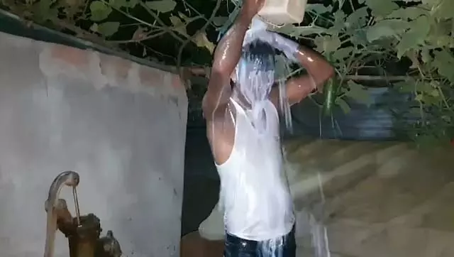 मेरी पत्नी भागती रही, मैं चुप रहा: तलाक के बाद दूध से नहाता है आदमी मेरी पत्नी भागती रही, मैं चुप रहा: तलाक के बाद दूध से नहाता है आदमी
