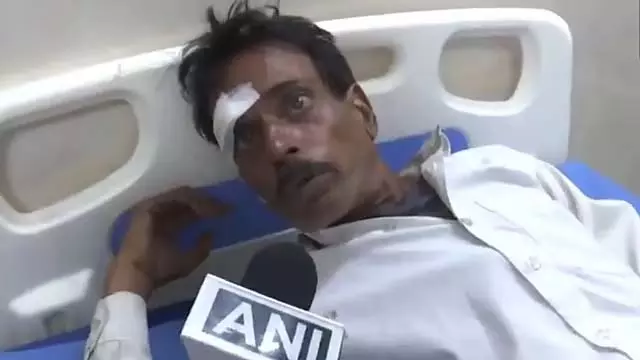 कुलगाम में तीन बसों की टक्कर में 10 अमरनाथ तीर्थयात्री घायल कुलगाम में तीन बसों की टक्कर में 10 अमरनाथ तीर्थयात्री घायल