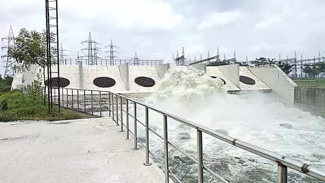 Telangana : सीतारमा परियोजना से गोदावरी जल छोड़ा गया Telangana : सीतारमा परियोजना से गोदावरी जल छोड़ा गया