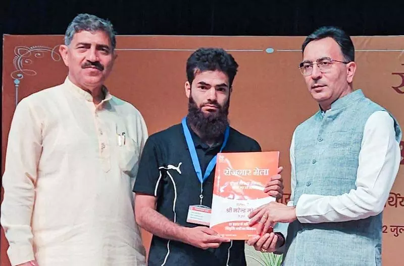 Jammu में प्रधानमंत्री रोजगार मेले में 237 उम्मीदवारों को नौकरी पत्र सौंपे गए Jammu में प्रधानमंत्री रोजगार मेले में 237 उम्मीदवारों को नौकरी पत्र सौंपे गए