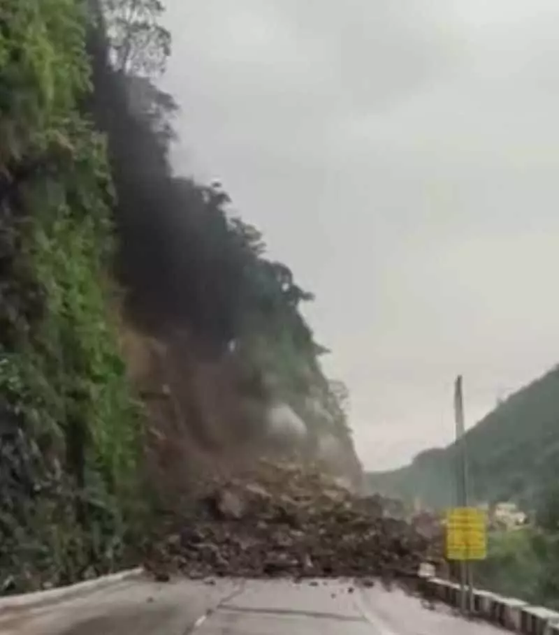 मंडी में भारी भूस्खलन से Chandigarh-Manali राजमार्ग पर यातायात बाधित मंडी में भारी भूस्खलन से Chandigarh-Manali राजमार्ग पर यातायात बाधित
