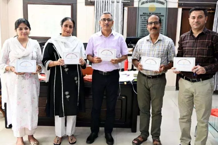 DC सांबा ने हैंडबुक डिस्ट्रिक्ट एट ए ग्लांस जारी की DC सांबा ने हैंडबुक डिस्ट्रिक्ट एट ए ग्लांस जारी की