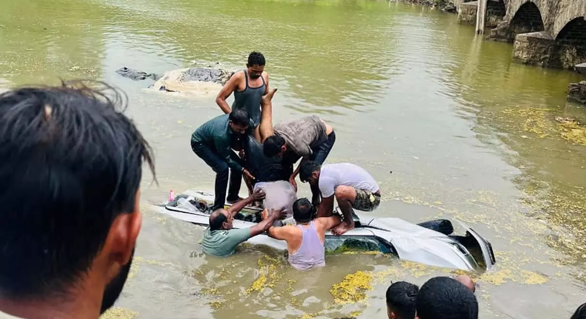 ब्रिटिशकालीन पुल बना मौत का जाल, कार गिरने से दो की मौत, दो घायल ब्रिटिशकालीन पुल बना मौत का जाल, कार गिरने से दो की मौत, दो घायल