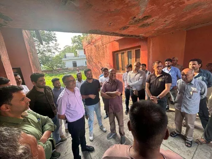 Jammu: मैनुअल ने जनता दरबार के दौरान अधिकारियों के साथ विकास योजना पर चर्चा की Jammu: मैनुअल ने जनता दरबार के दौरान अधिकारियों के साथ विकास योजना पर चर्चा की