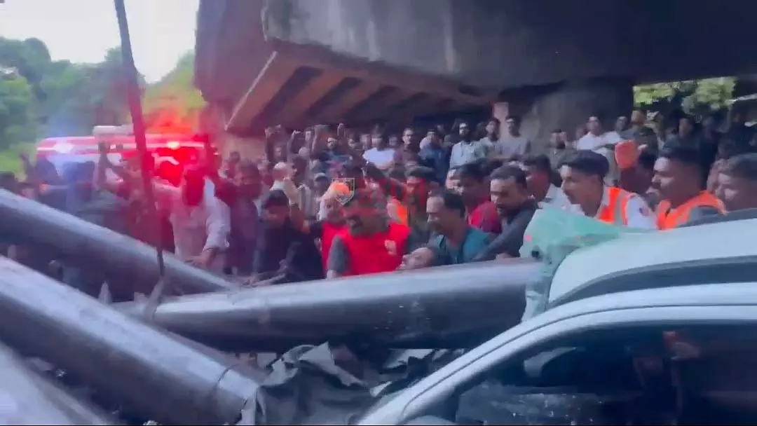 ट्रक चालक पर मामला दर्ज, पुलिस ने लापरवाह माल ढुलाई की शुरू की जांच ट्रक चालक पर मामला दर्ज, पुलिस ने लापरवाह माल ढुलाई की शुरू की जांच