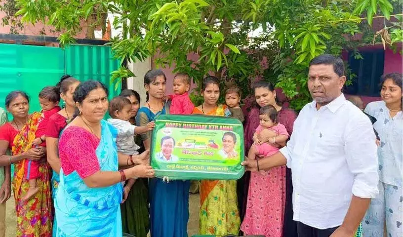 पूर्व सरपंच मीनाक्षी गाडगे ने केसीआर किट वितरित कीं पूर्व सरपंच मीनाक्षी गाडगे ने केसीआर किट वितरित कीं