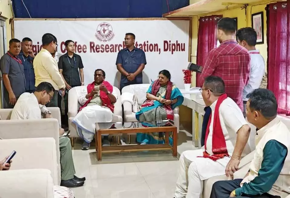असम के राज्यपाल लक्ष्मण प्रसाद आचार्य ने कार्बी आंगलोंग दौरे के दौरान RCRS का दौरा किया असम के राज्यपाल लक्ष्मण प्रसाद आचार्य ने कार्बी आंगलोंग दौरे के दौरान RCRS का दौरा किया