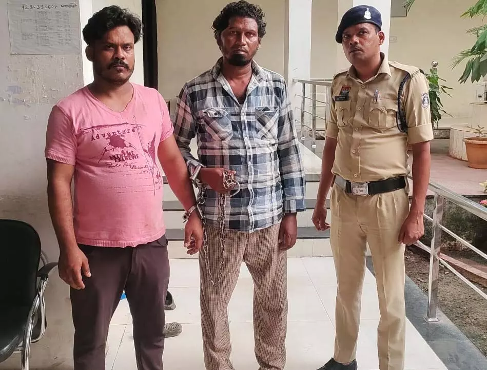 Raipur Breaking: अवैध अंग्रेजी शराब तस्करी मामले में फरार आरोपी शिवशंकर राजपूत गिरफ्तार Raipur Breaking: अवैध अंग्रेजी शराब तस्करी मामले में फरार आरोपी शिवशंकर राजपूत गिरफ्तार
