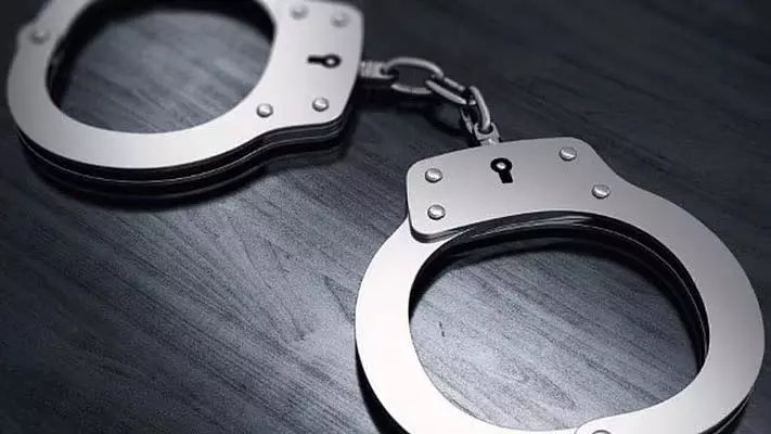 ठाणे में एक्सपायरी डेट का सामान बेचने वाली रीसाइक्लिंग फर्म का पर्दाफाश ठाणे में एक्सपायरी डेट का सामान बेचने वाली रीसाइक्लिंग फर्म का पर्दाफाश