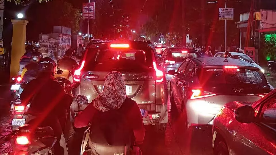 कोंढवा में अतिक्रमण और पुलिस की कमी से यातायात व्यवस्था पर असर कोंढवा में अतिक्रमण और पुलिस की कमी से यातायात व्यवस्था पर असर