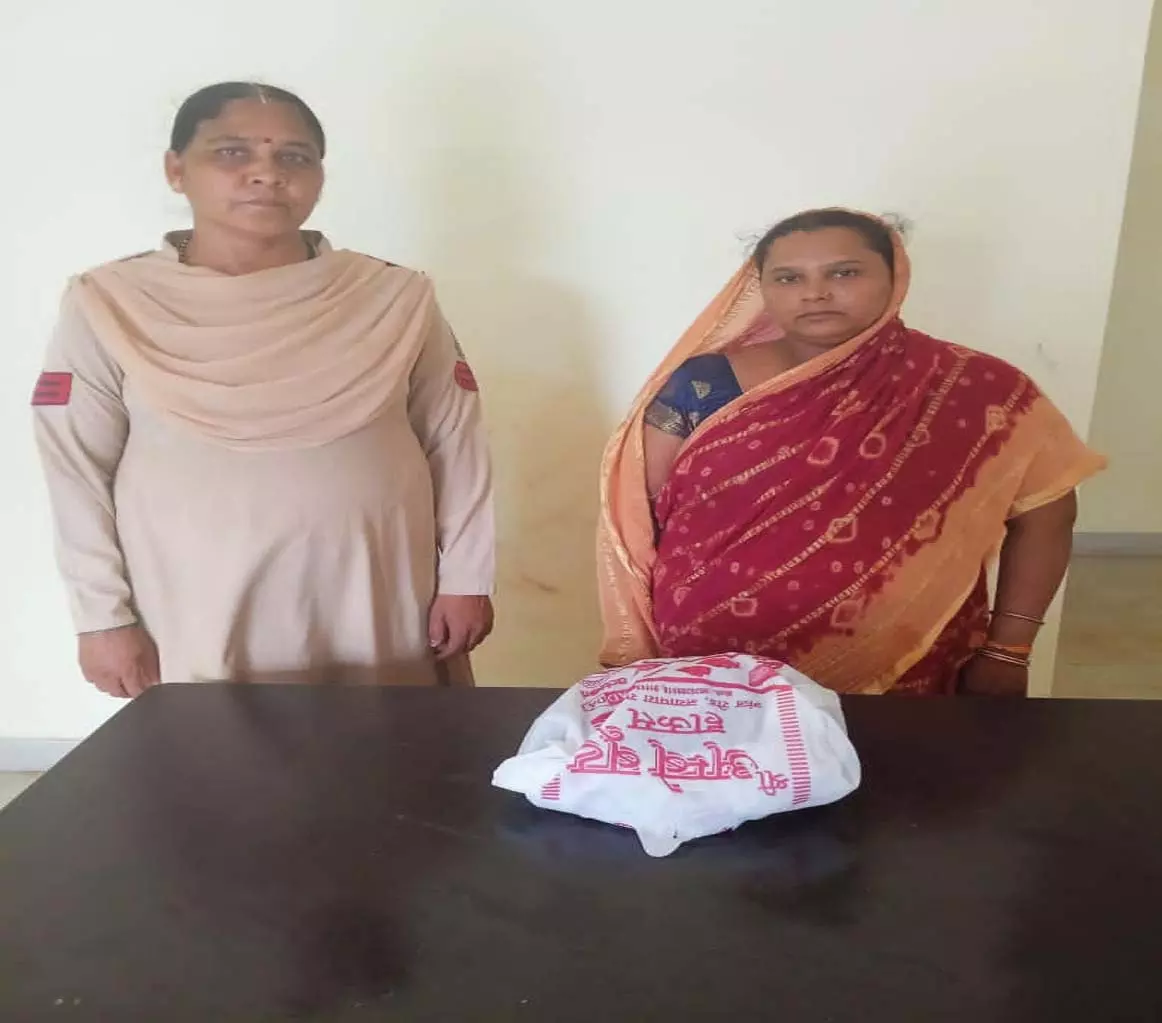 Raipur Breaking: गांजा बेचती महिला गिरफ्तार, 930 ग्राम मादक पदार्थ जब्त Raipur Breaking: गांजा बेचती महिला गिरफ्तार, 930 ग्राम मादक पदार्थ जब्त