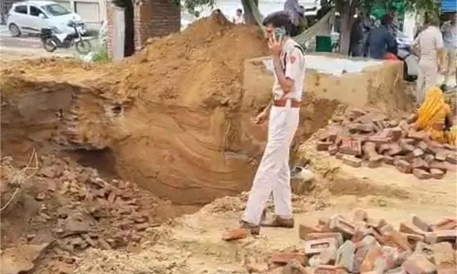 Haryana: स्तंभ के लिए खोदे गड्ढे में मिट्टी ढही, बच्चे की मौत Haryana: स्तंभ के लिए खोदे गड्ढे में मिट्टी ढही, बच्चे की मौत