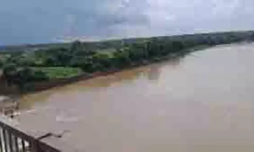 Up News: लगातार बारिश से बांध ओवरफ्लो, लोगों की बढ़ने लगी परेशानी Up News: लगातार बारिश से बांध ओवरफ्लो, लोगों की बढ़ने लगी परेशानी