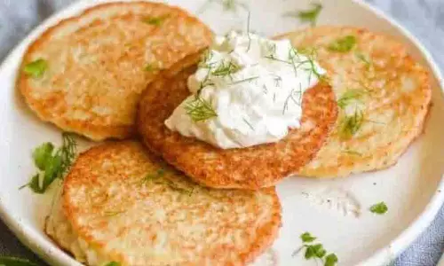 Potato Pancakes: खाने की एकरसता से छुटकारा पाना है तो ट्राई करें ये डिश