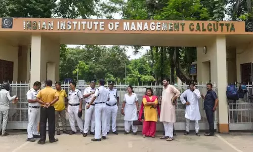 सड़क में घायल हालत में मिली युवती ने रेप का लगाया आरोप, पिता बोले -  कुछ भी गलत नहीं हुआ