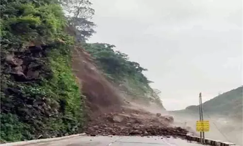 Himachal Pradesh: राष्ट्रीय राजमार्ग पर पहाड़ गिरा, अफरा-तफरी