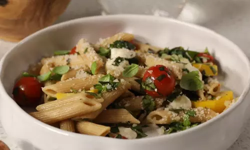 लंच में ट्राई करें Tomato Garlic Pasta बच्चों को आएगा पसंद