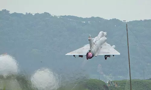 ताइवान के पास 11 चीनी विमान, 7 नौसैनिक जहाज और 1 जहाज का पता चला ताइवान के पास 11 चीनी विमान, 7 नौसैनिक जहाज और 1 जहाज का पता चला