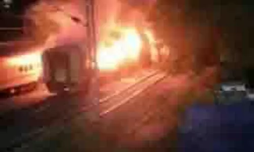 Tamil Nadu: डीजल से भरी ट्रेन में आग लगने से अफरा-तफरी Tamil Nadu: डीजल से भरी ट्रेन में आग लगने से अफरा-तफरी