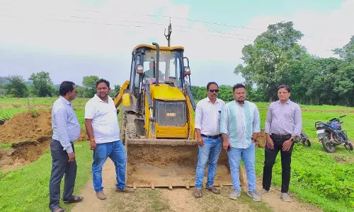 दो अवैध प्लाटिंग पर कार्रवाई, तहसीलदार ने चलवाया बुलडोजर दो अवैध प्लाटिंग पर कार्रवाई, तहसीलदार ने चलवाया बुलडोजर