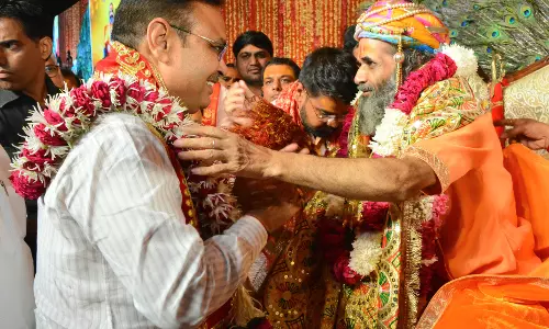 Jaipur: मुख्यमंत्री ने परमपूज्य कमलेश जी महाराज का सम्मान कर लिया आशीर्वाद