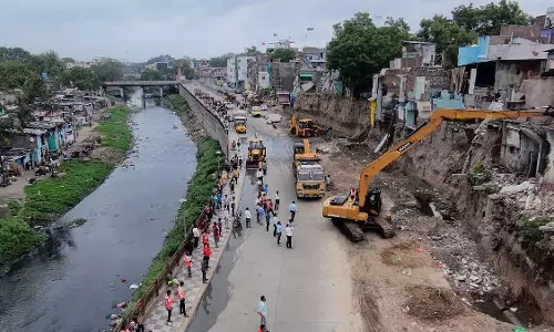 Indore : आईएमसी ने संजय सेतु के किनारे 18 खतरनाक संरचनाओं के हिस्से ढहाए Indore : आईएमसी ने संजय सेतु के किनारे 18 खतरनाक संरचनाओं के हिस्से ढहाए