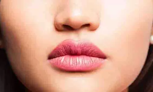Beauty Tips: काले होंठों को गुलाबी बनाने के लिए अपनाएं ये 3 आसान टिप्स