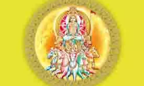 Surya Dev ki Aarti: रविवार को इन मंत्रों से करें सूर्य देव की आरती, सभी कष्टों से मिलेगी मुक्ति