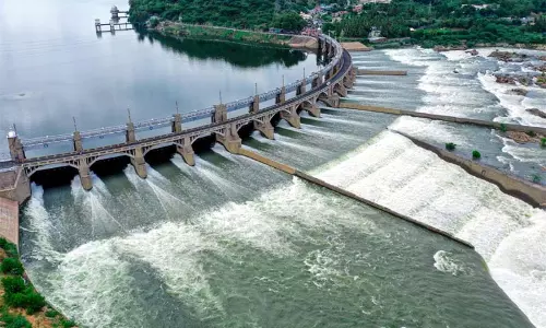 Mettur Dam: अतिरिक्त पानी की निकासी के बाद स्लुइस गेट फिर से बंद Mettur Dam: अतिरिक्त पानी की निकासी के बाद स्लुइस गेट फिर से बंद