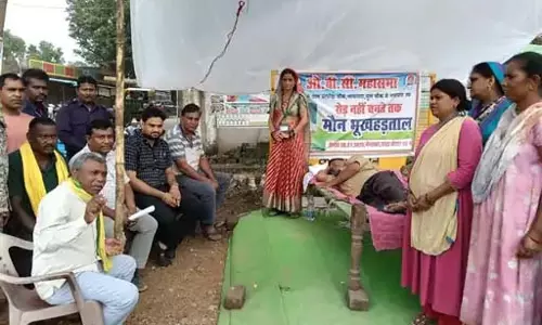 सड़क के लिए भूख हड़ताल, जगह-जगह गड्ढे से राहगीर परेशान