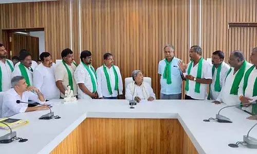 किसान 449 एकड़ ज़मीन देने के लिए आगे बढ़े CM ने कानूनी विशेषज्ञों से की चर्चा किसान 449 एकड़ ज़मीन देने के लिए आगे बढ़े CM ने कानूनी विशेषज्ञों से की चर्चा