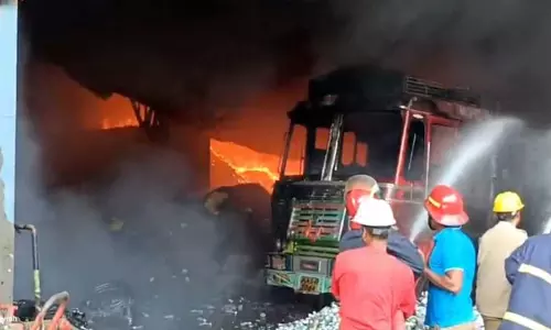 Telangana: संगारेड्डी पशम्यलाराम में कचरा प्रबंधन कंपनी में भीषण आग लग गई Telangana: संगारेड्डी पशम्यलाराम में कचरा प्रबंधन कंपनी में भीषण आग लग गई