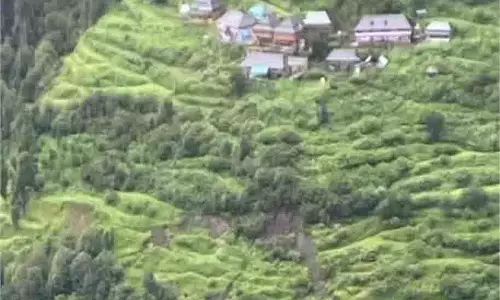 Himachal: भूस्खलन से हर पल मंडरा रहा खतरा, ग्रामीणों ने की मदद की अपील