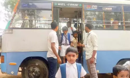 Karnataka: अभिभावकों ने ग्रामीण सरकारी स्कूल के लिए बस खरीदकर मिसाल कायम की