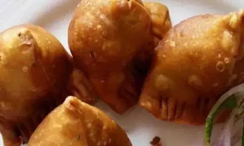 Recipe: बरसात में बनाएं मूंग दाल समोसा Recipe: बरसात में बनाएं मूंग दाल समोसा