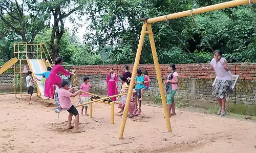 Odisha में युवाओं ने बच्चों को खेलने के लिए जगह उपहार में दी Odisha में युवाओं ने बच्चों को खेलने के लिए जगह उपहार में दी