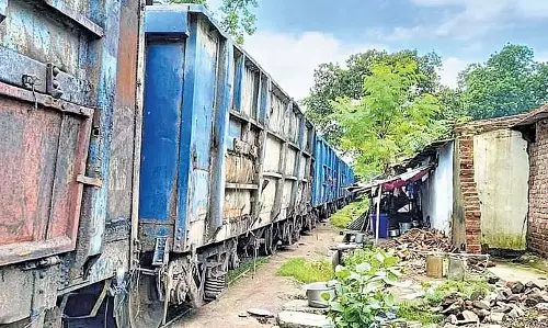 Odisha: बीरमित्रपुर में मालगाड़ी के 11 डिब्बे पटरी से उतरे